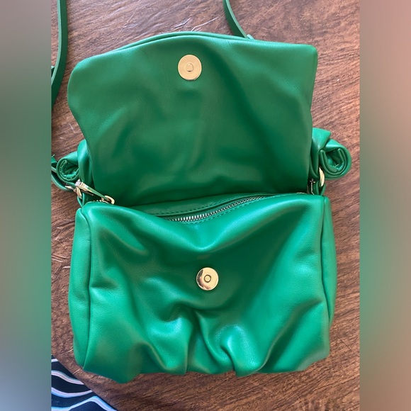 BAG- ZARA shoulder bag. Poofy Green. Long shoulder and poofy handle straps. - Picture 3 of 10